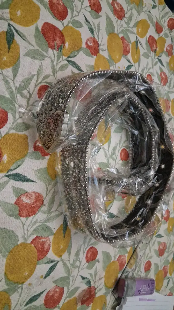 Cinturón de cuero con detalles metálicos - 1