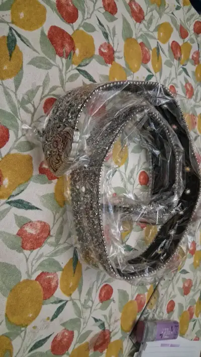 Cinturón de cuero con detalles metálicos - miniatura 1