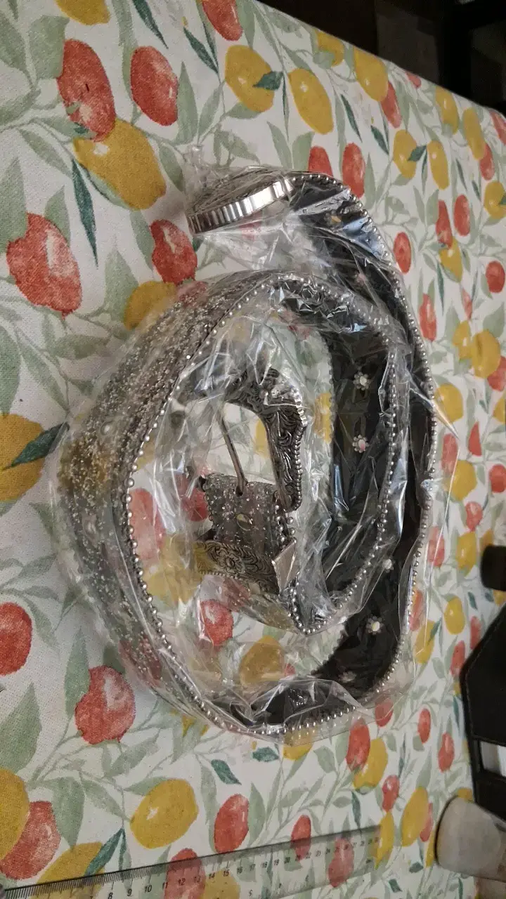 Cinturón de cuero con detalles metálicos - 2