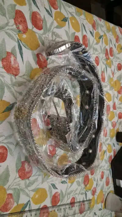 Cinturón de cuero con detalles metálicos - miniatura 2