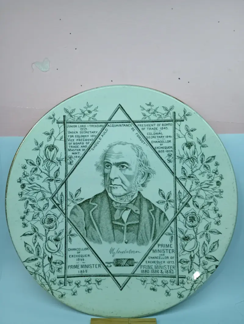 Plato decorativo vintage con retrato histórico