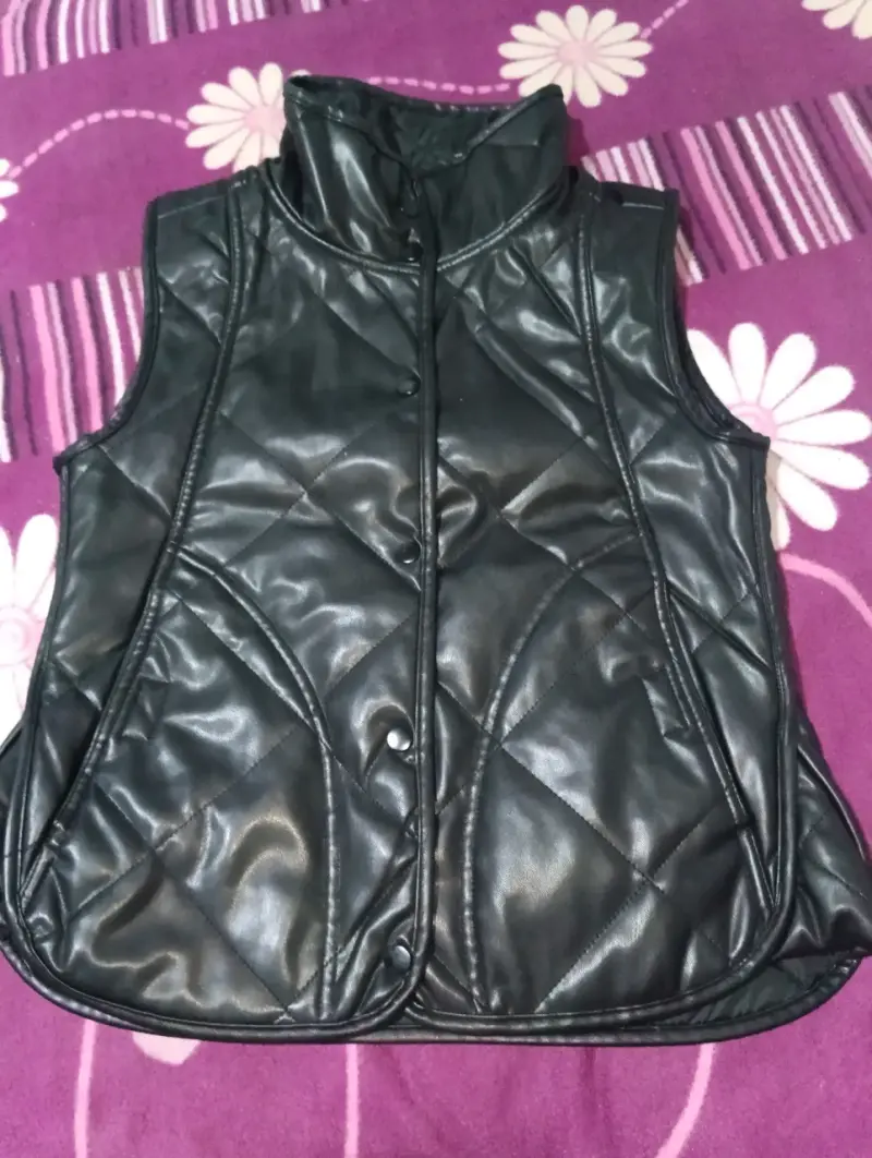 Chaleco acolchado negro sin mangas para mujer