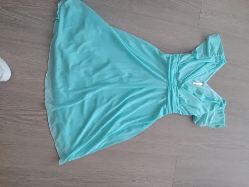Vestido azul claro con mangas cortas - 2