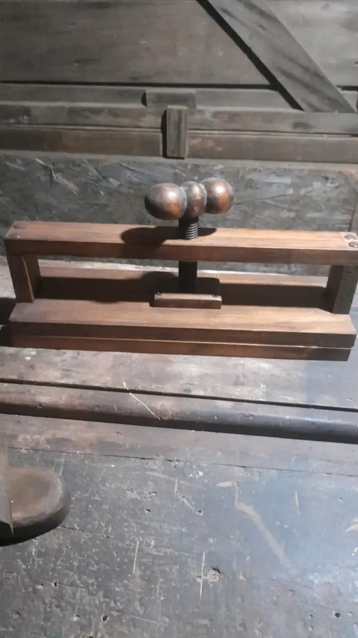 Prensa de madera antigua para encuadernación