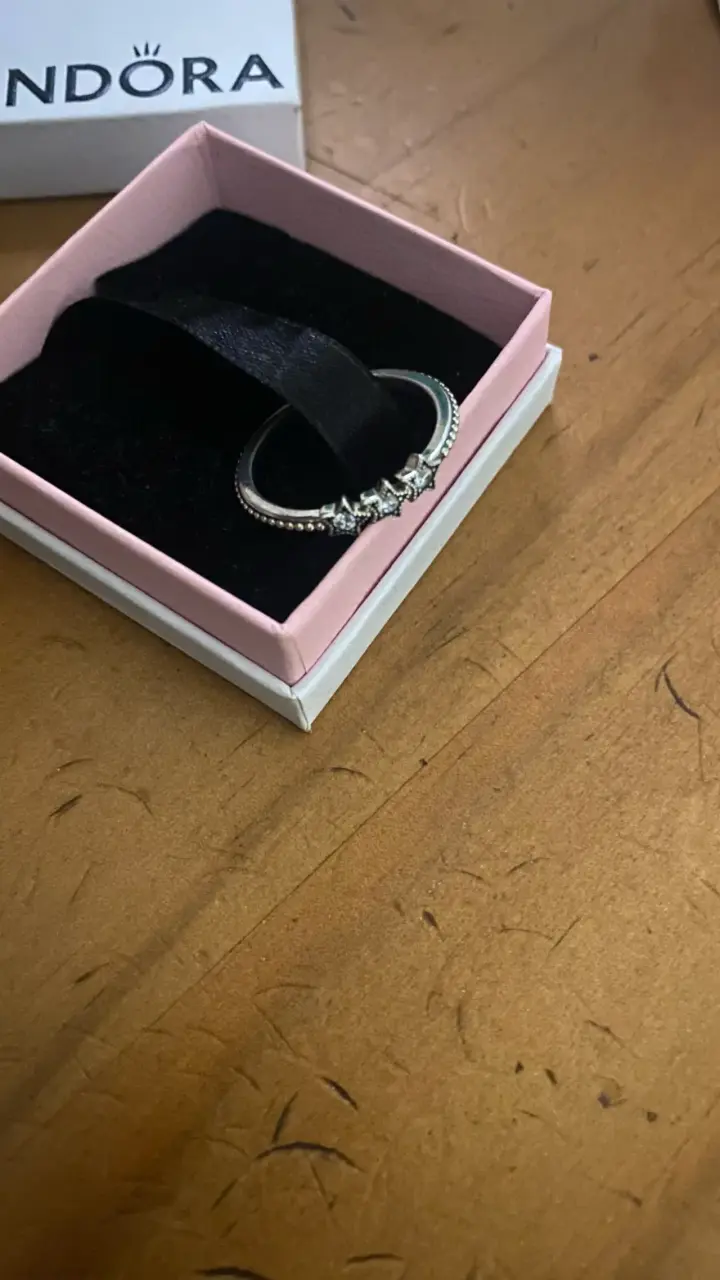 Anillo Pandora de plata con diseño de estrellas