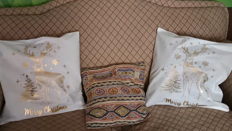 Cojines decorativos navideños con diseño de reno - 1