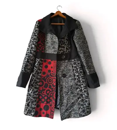Abrigo de mujer con diseño patchwork, italiano. - miniatura 1
