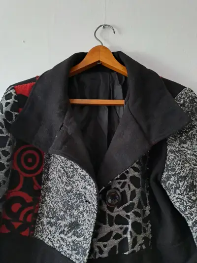 Abrigo de mujer con diseño patchwork, italiano. - miniatura 2