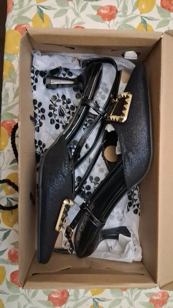 Zapatos de tacón negros con hebilla dorada - 1