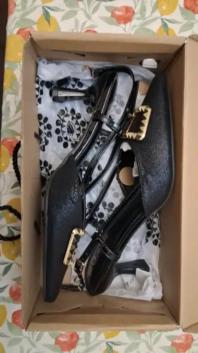 Zapatos de tacón negros con hebilla dorada - miniatura 1