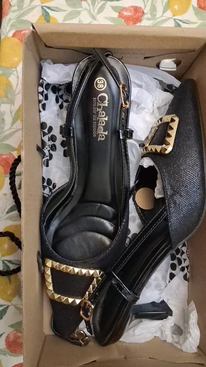 Zapatos de tacón negros con hebilla dorada - 2