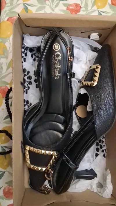 Zapatos de tacón negros con hebilla dorada - miniatura 2