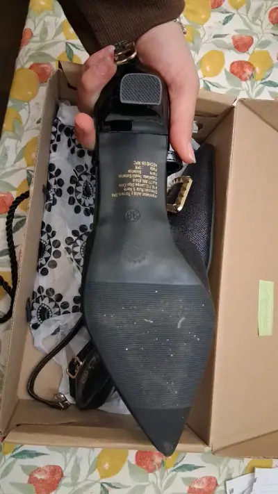 Zapatos de tacón negros con hebilla dorada - miniatura 3