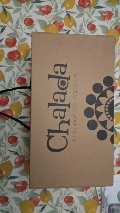 Zapatos de tacón negros con hebilla dorada - miniatura 4