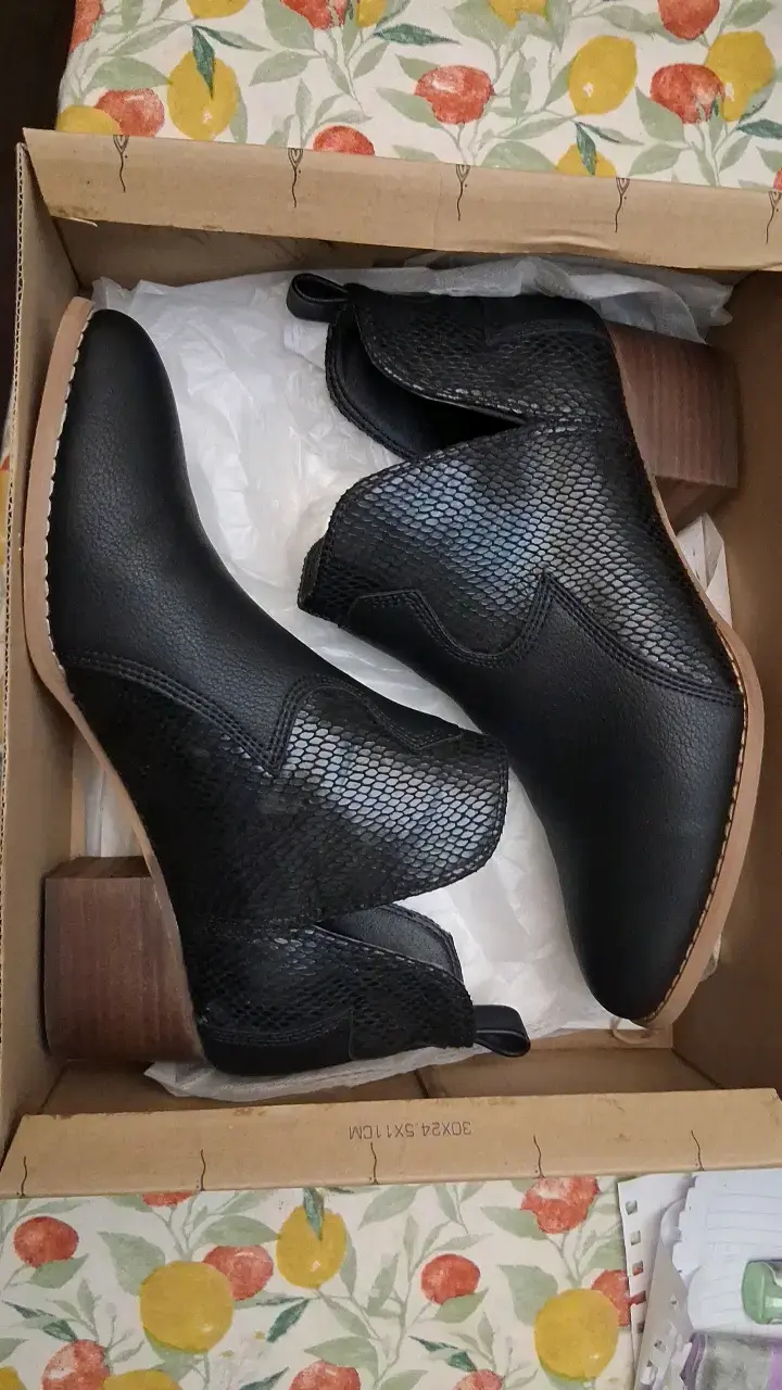 Botines negros de cuero con textura - 1