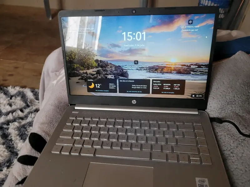 Laptop HP con pantalla de 15 pulgadas y procesador Intel Core i3 - 1