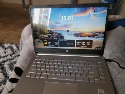 Laptop HP con pantalla de 15 pulgadas y procesador Intel Core i3 - miniatura 1