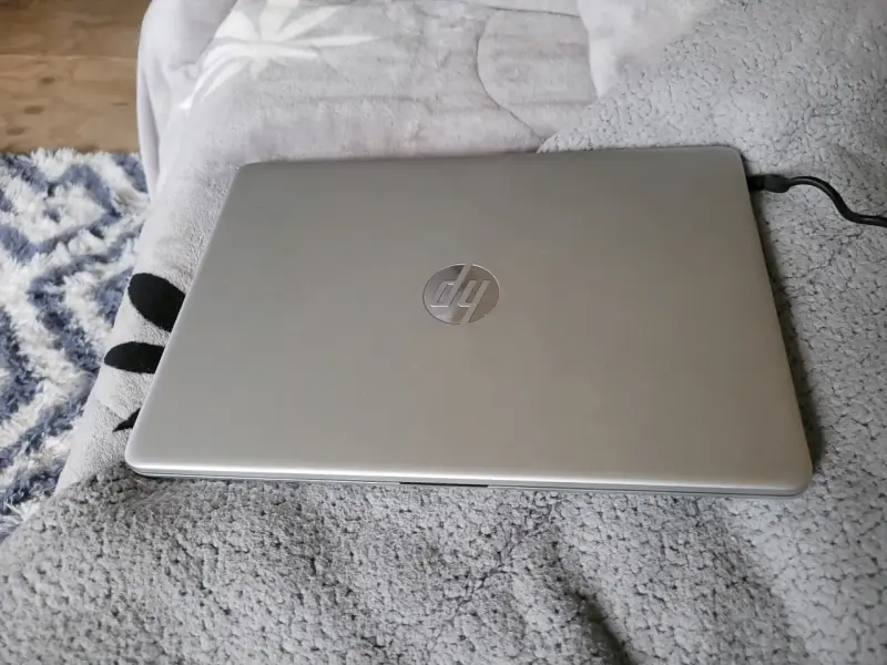 Laptop HP con pantalla de 15 pulgadas y procesador Intel Core i3 - 3