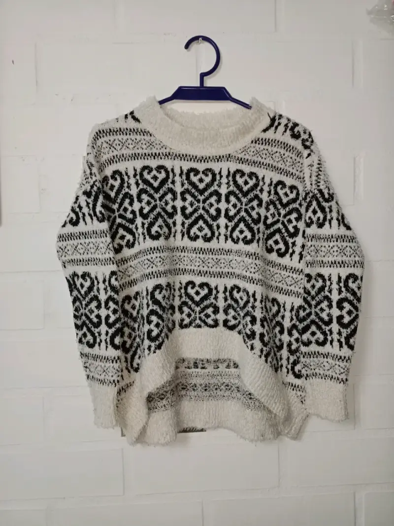 Suéter de lana blanco y negro con diseño étnico - 1