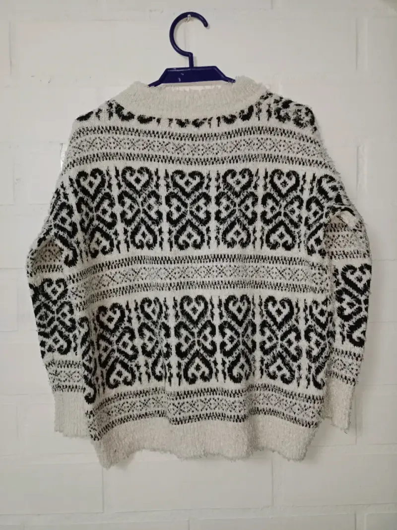 Suéter de lana blanco y negro con diseño étnico - 2