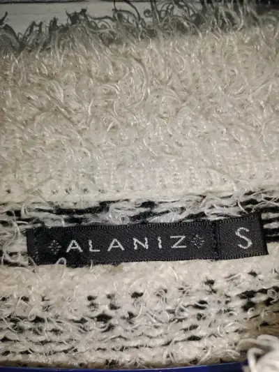 Suéter de lana blanco y negro con diseño étnico - miniatura 3
