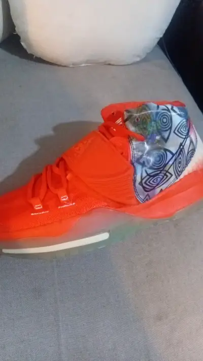 Zapatillas deportivas naranjas con diseño único - miniatura 1