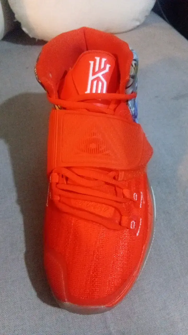 Zapatillas deportivas naranjas con diseño único - 2