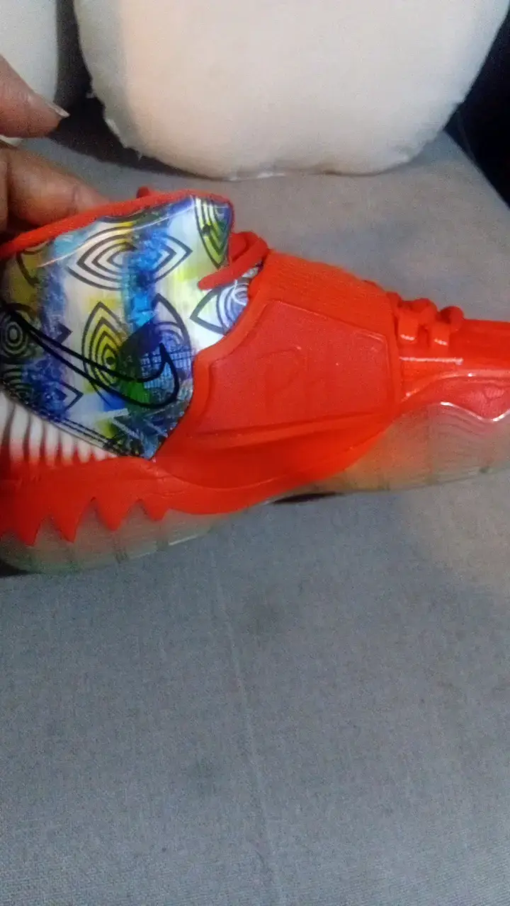 Zapatillas deportivas naranjas con diseño único - 4
