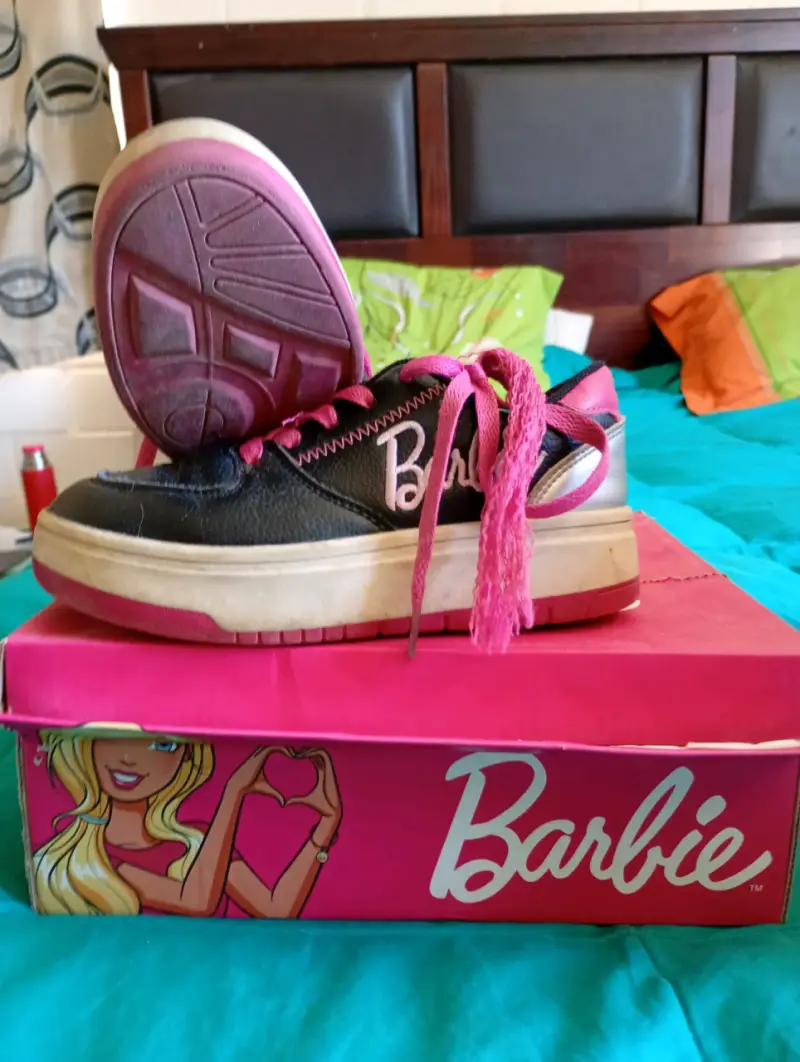 Zapatillas Barbie para niña color negro y rosa