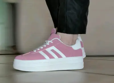 Zapatillas deportivas rosadas con plataforma - miniatura 2