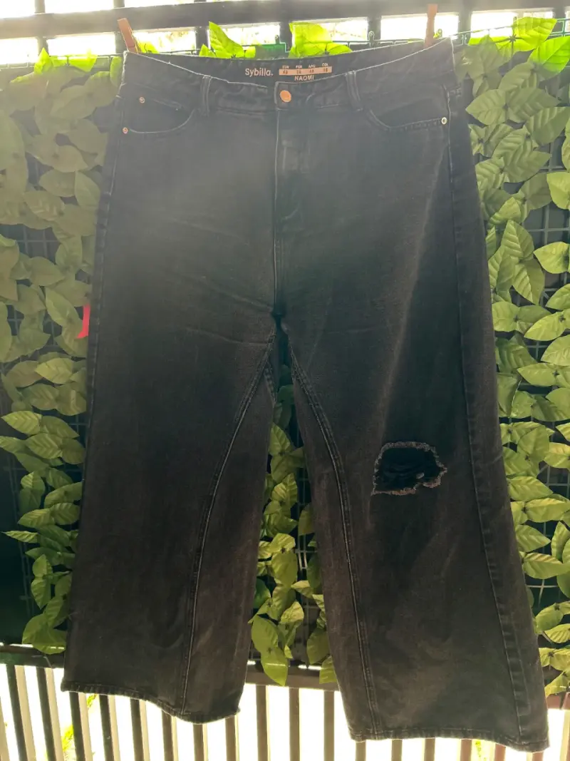 Jeans negros Sybilla Naomi con diseño rasgado