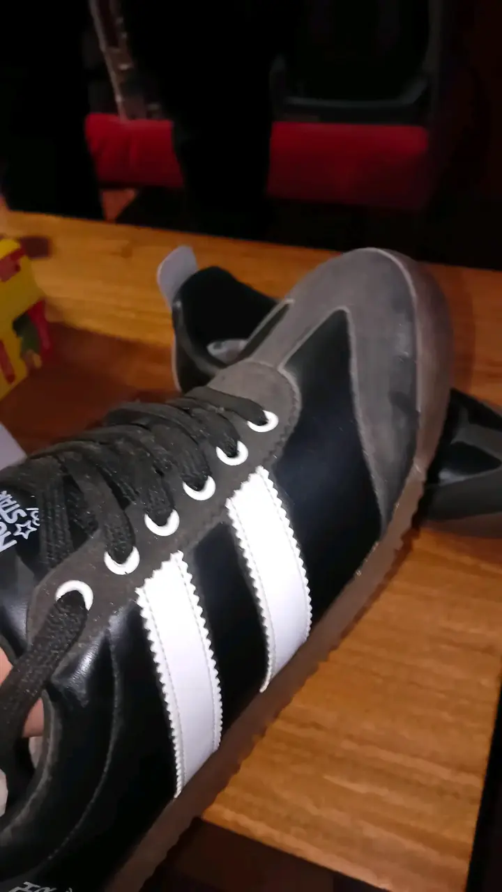 Zapatillas deportivas negras con rayas blancas - 1