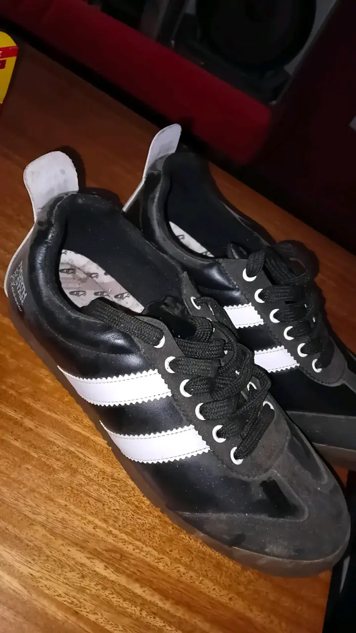 Zapatillas deportivas negras con rayas blancas - 2