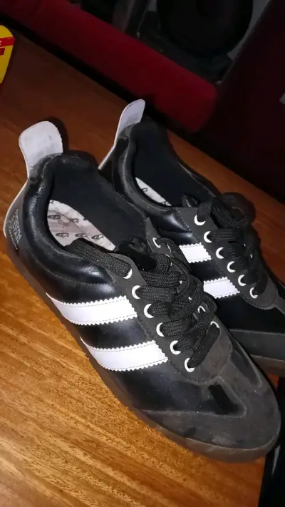Zapatillas deportivas negras con rayas blancas - miniatura 2