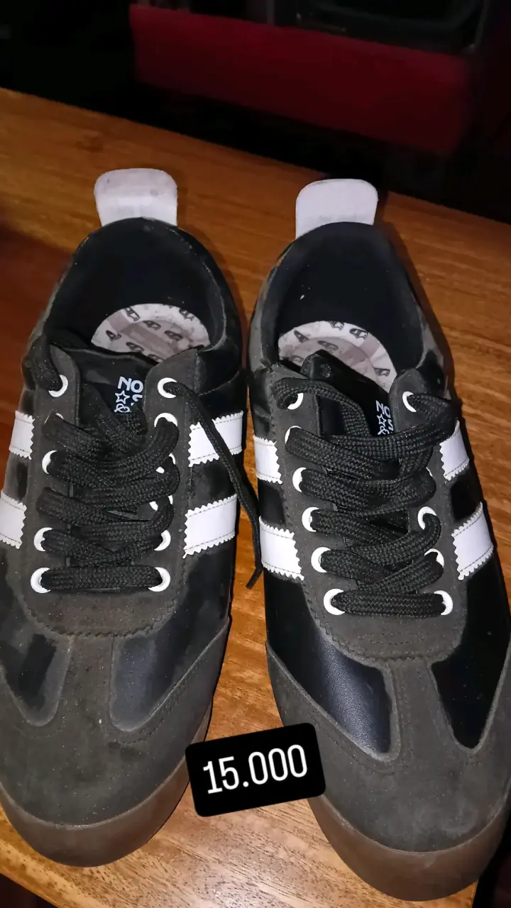 Zapatillas deportivas negras con rayas blancas - 3