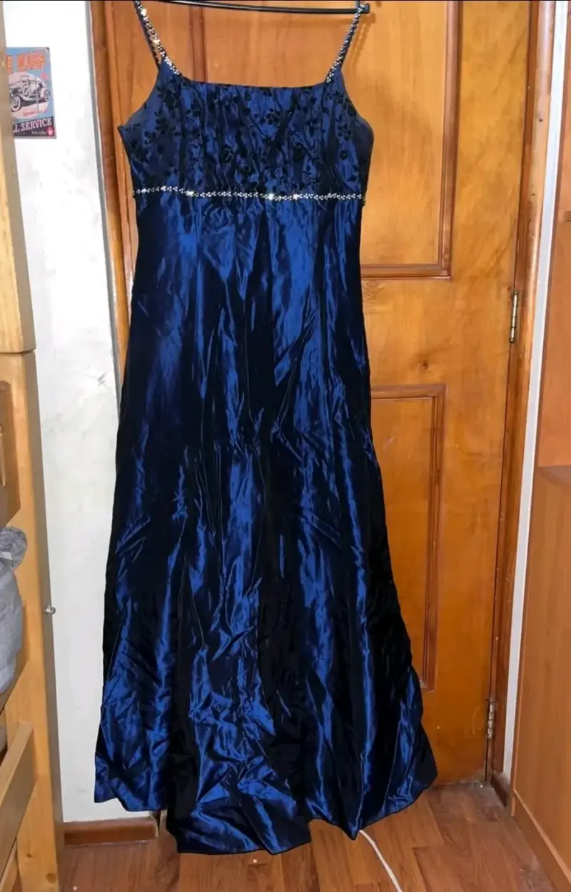 Vestido de noche azul con detalles brillantes - 1