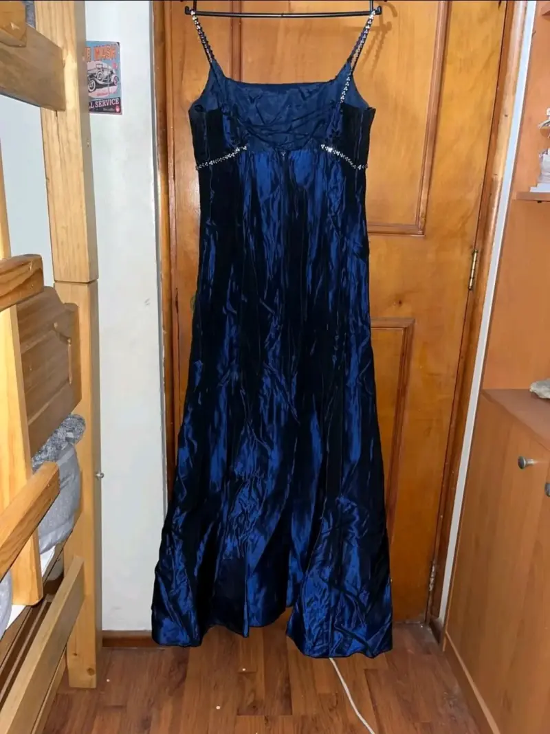 Vestido de noche azul con detalles brillantes - 2