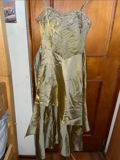 Vestido de fiesta dorado con encaje - miniatura 1