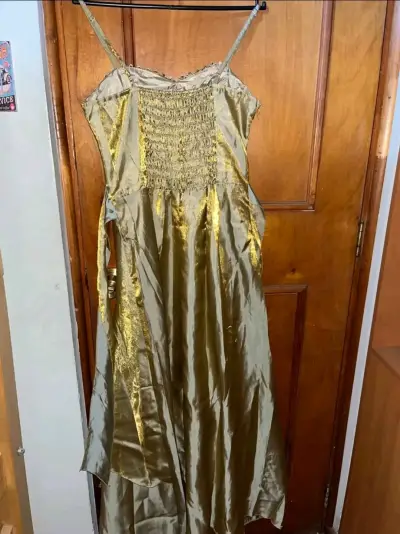 Vestido de fiesta dorado con encaje - miniatura 2