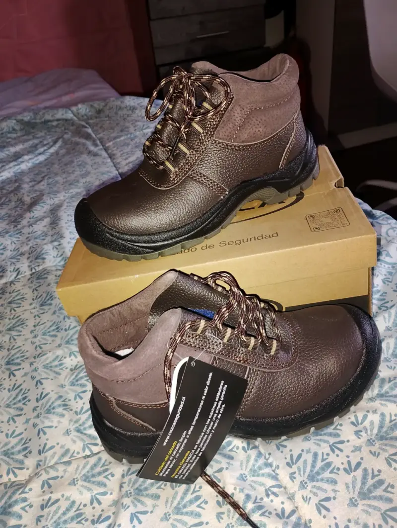 Botines y zapatos de seguridad nuevos. - 2
