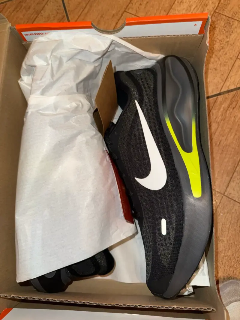 Zapatillas deportivas negras Nike con detalles amarillos - 1