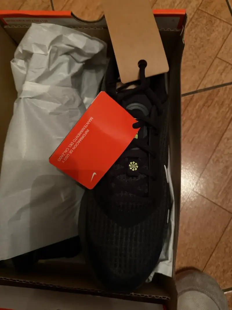 Zapatillas deportivas negras Nike con detalles amarillos - 2