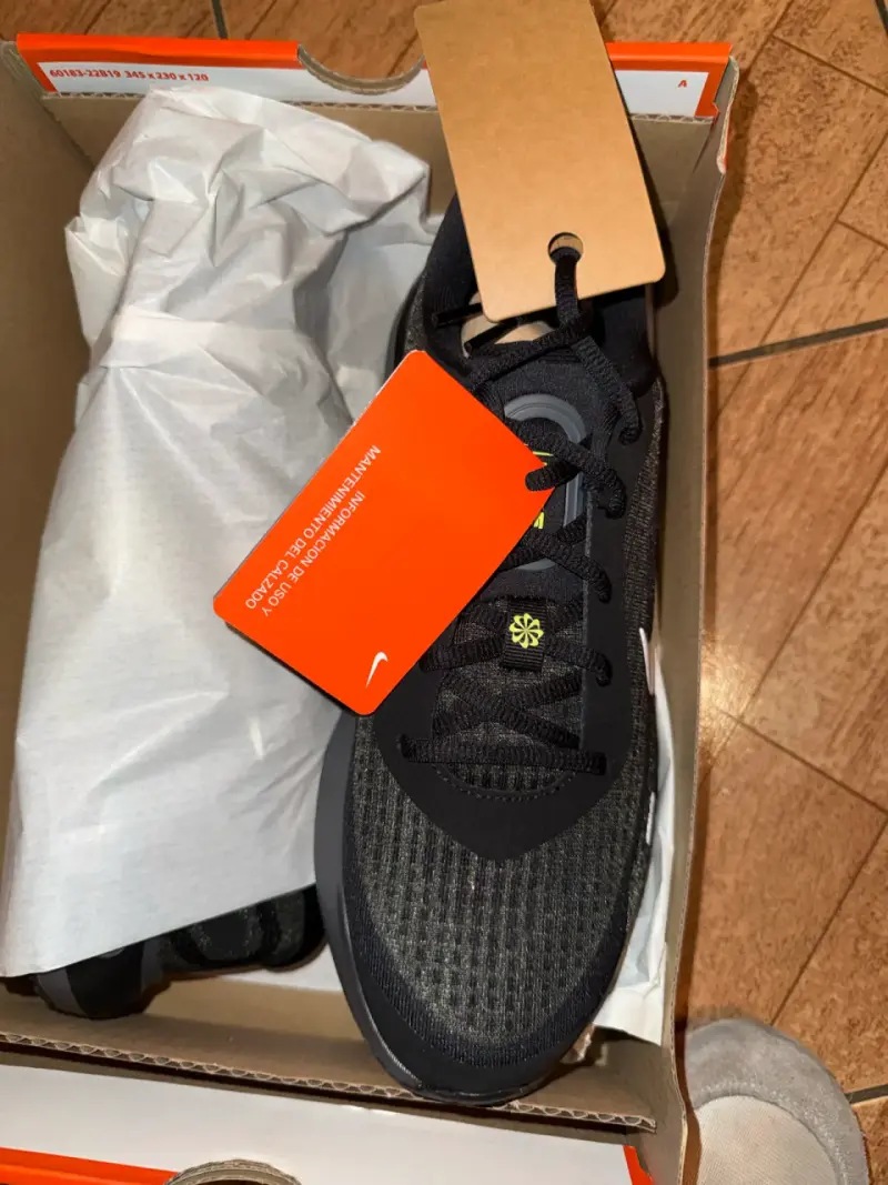 Zapatillas deportivas negras Nike con detalles amarillos - 3