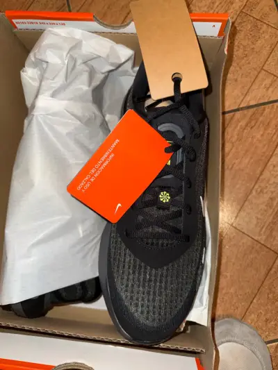 Zapatillas deportivas negras Nike con detalles amarillos - miniatura 3
