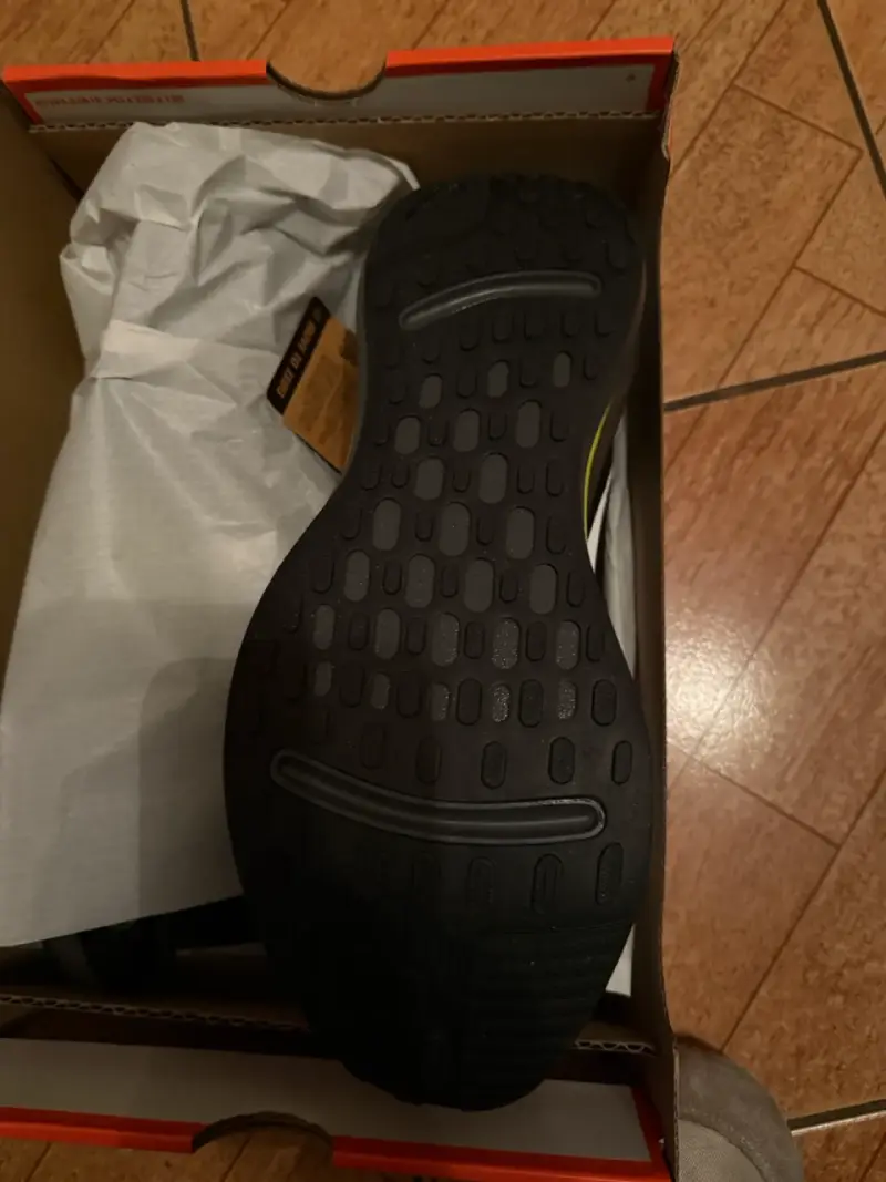 Zapatillas deportivas negras Nike con detalles amarillos - 4
