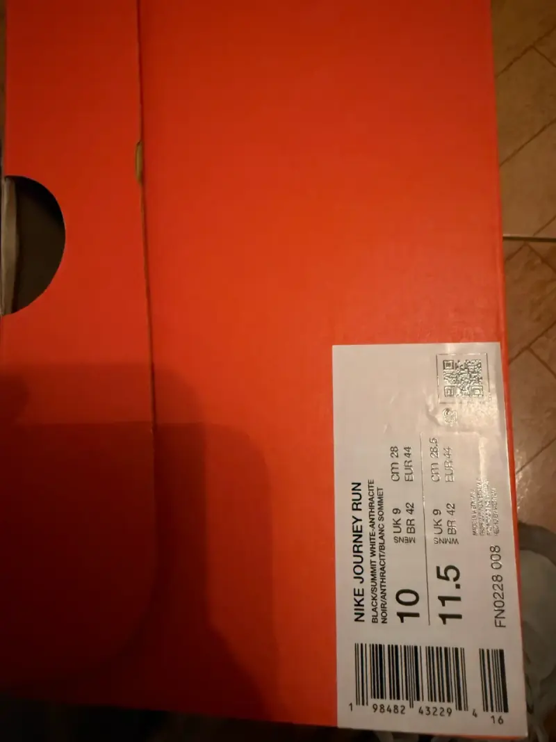 Zapatillas deportivas negras Nike con detalles amarillos - 5