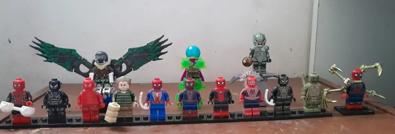 Set de figuras de acción tipo LEGO de superhéroes - 2
