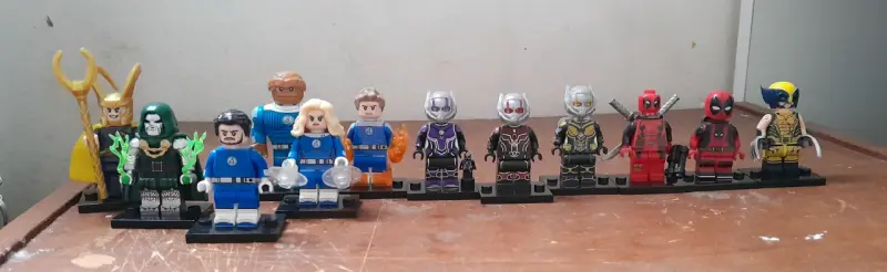 Set de figuras de acción tipo LEGO de superhéroes - 4