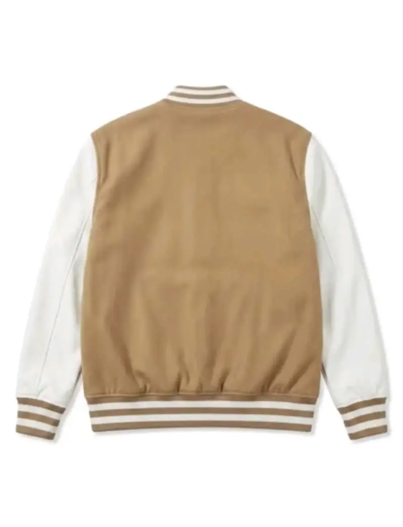 Chaqueta varsity beige y blanca estilo 1995 - 2