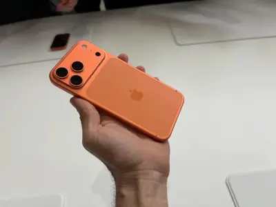 iPhone 17 Pro  color naranja - miniatura 1